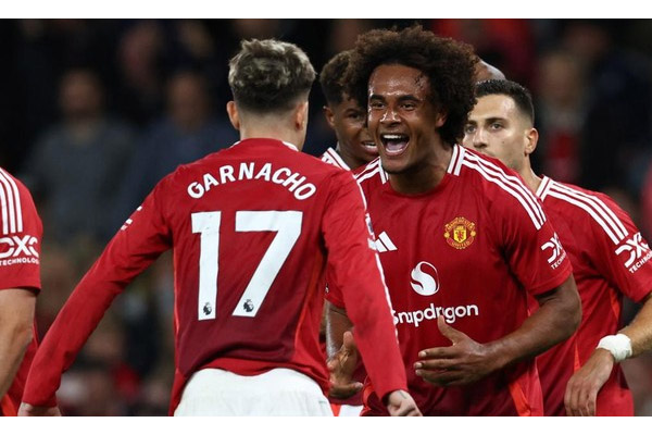 Zirkzee Bawa Manchester United Menang dan Cetak Gol Debut